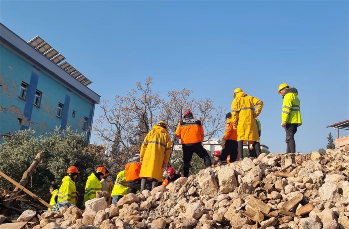 KKTC sivil savunma ekipleri, Hatay'da bir kişiyi enkazdan çıkardı