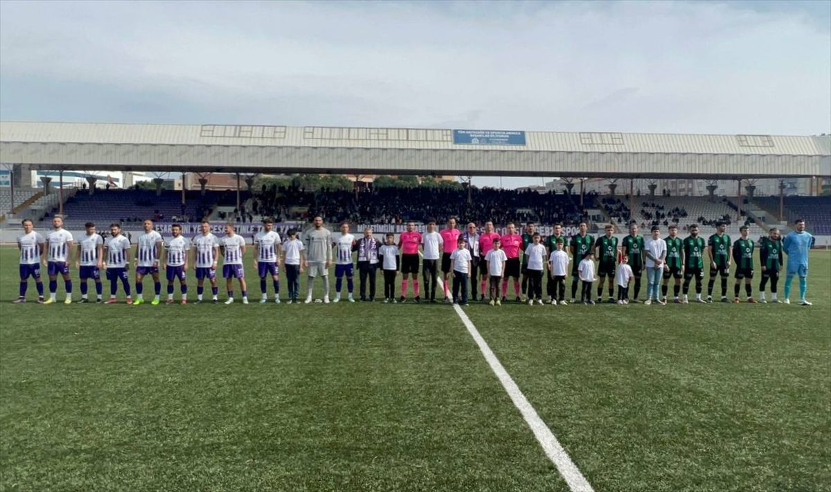 Kocaelispor ile Gebzespor depremzedeler yararına dostluk maçı yaptı