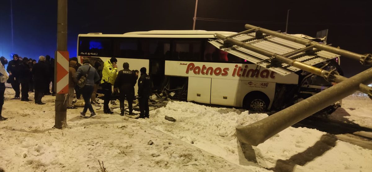 Konya'da yolcu otobüsünün bariyerlere çarptığı kazada 25 kişi yaralandı