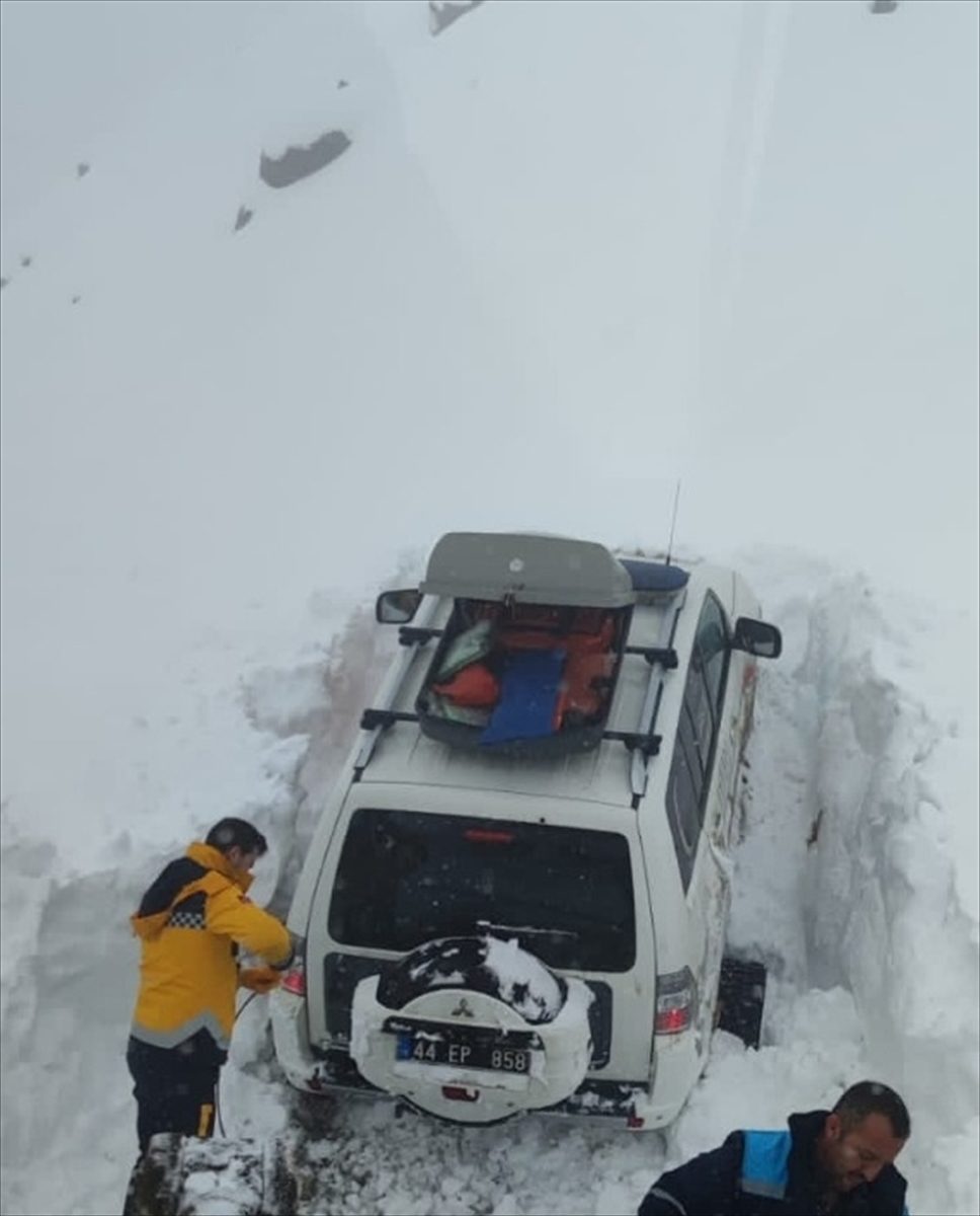 Malatya'da rahatsızlanan çocuk paletli ambulansla hastaneye ulaştırıldı