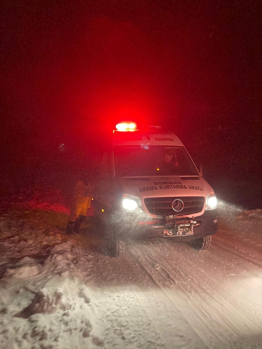 Manisa'da ekipler karda mahsur kalan 5 kişiyi kurtardı