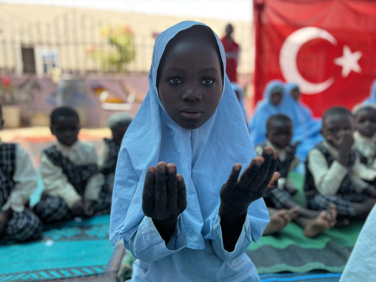 Nijerya'da yetimler, Türkiye'deki depremde hayatını kaybedenler için dua etti