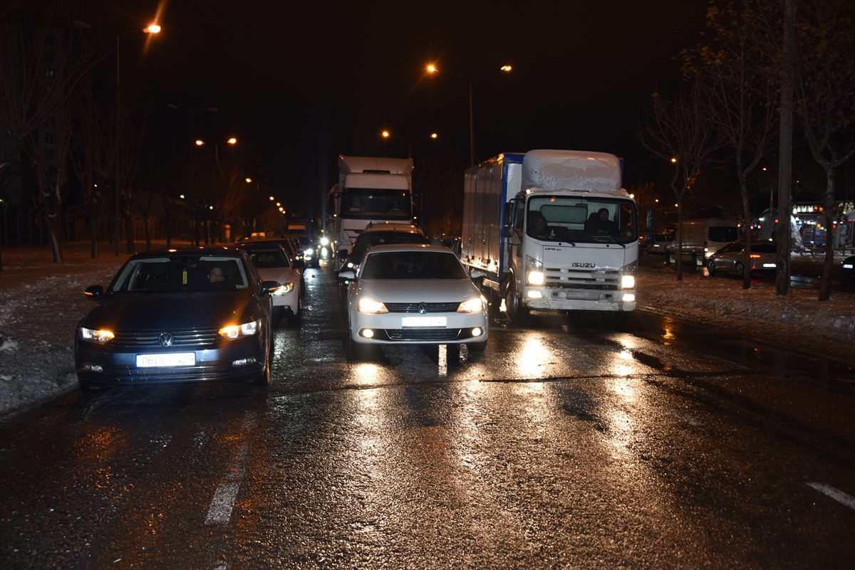 Şanlıurfa-Diyarbakır kara yolu sis ve buzlanma nedeniyle ulaşıma kapatıldı