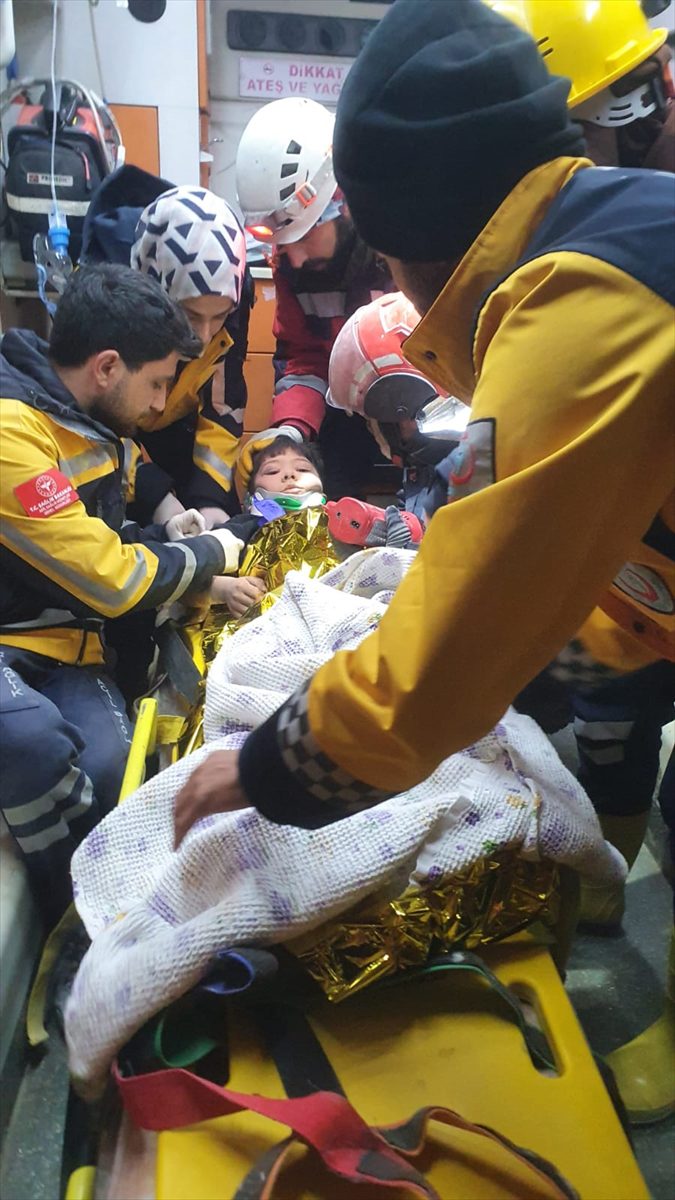 Şanlıurfa'da yıkılan binanın enkazından 47 saat sonra bir çocuk kurtarıldı