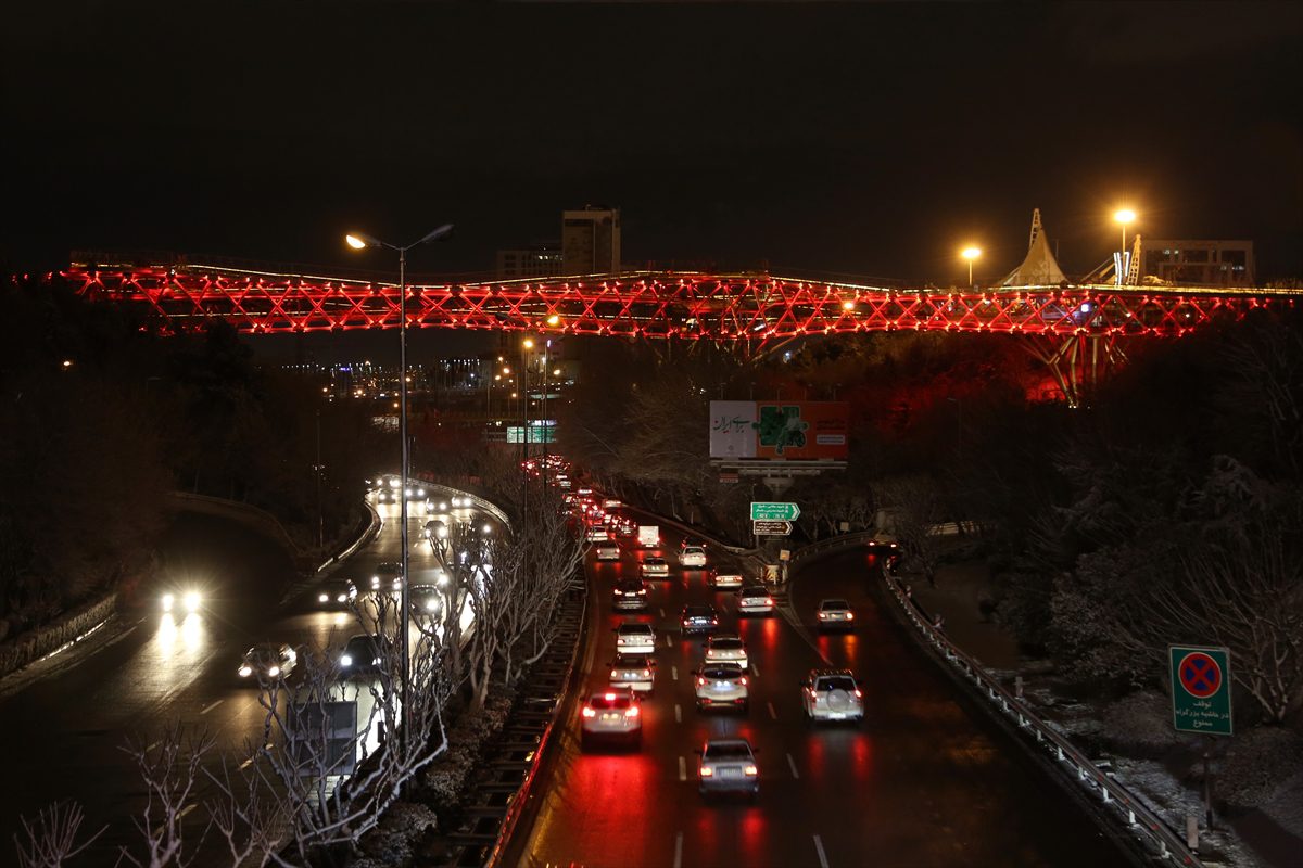 Tahran'daki “Tabiat Köprüsü” Türkiye ile dayanışma için kırmızı ışıklarla aydınlatıldı