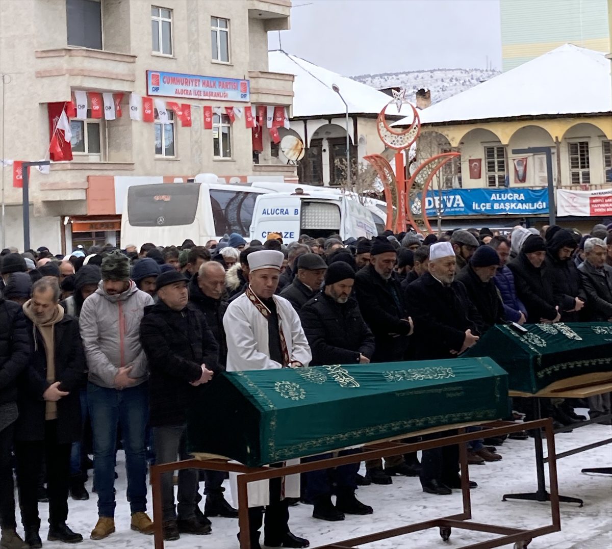 Yakınlarının cenazesine giderken devrilen otomobilde ölen 3 kişinin cenazesi defnedildi