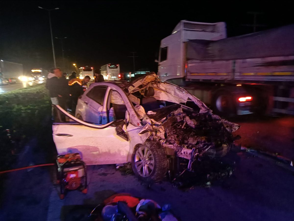 Balıkesir'de üç aracın karıştığı trafik kazasında 1 kişi öldü, 2 kişi yaralandı