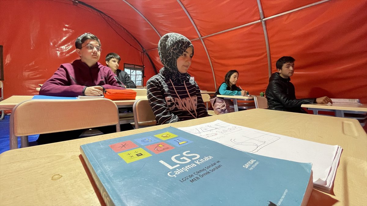 Depremzede öğrenciler “Mehmetçik Okulu”yla geleceğe hazırlanıyor