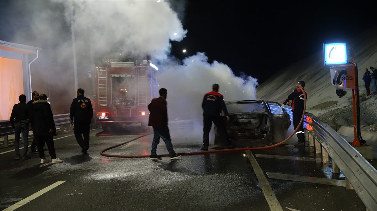 Kahramanmaraş'ta tünel çıkışında otomobilde çıkan yangın söndürüldü