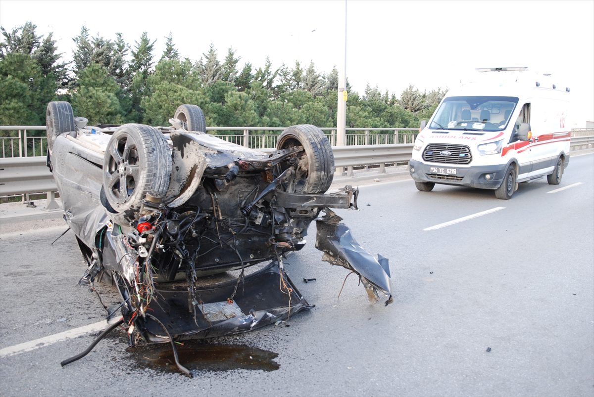 Sultanbeyli'de devrilen otomobildeki 2 kişi yaralandı