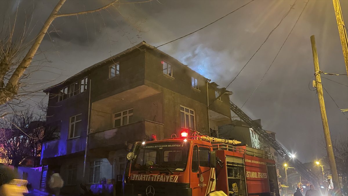 Ümraniye'de çıkan yangın bir evde hasara neden oldu