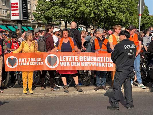 Berlin’de çevreci grup ‘Son Kuşak’a destek için yürüyüş düzenlendi