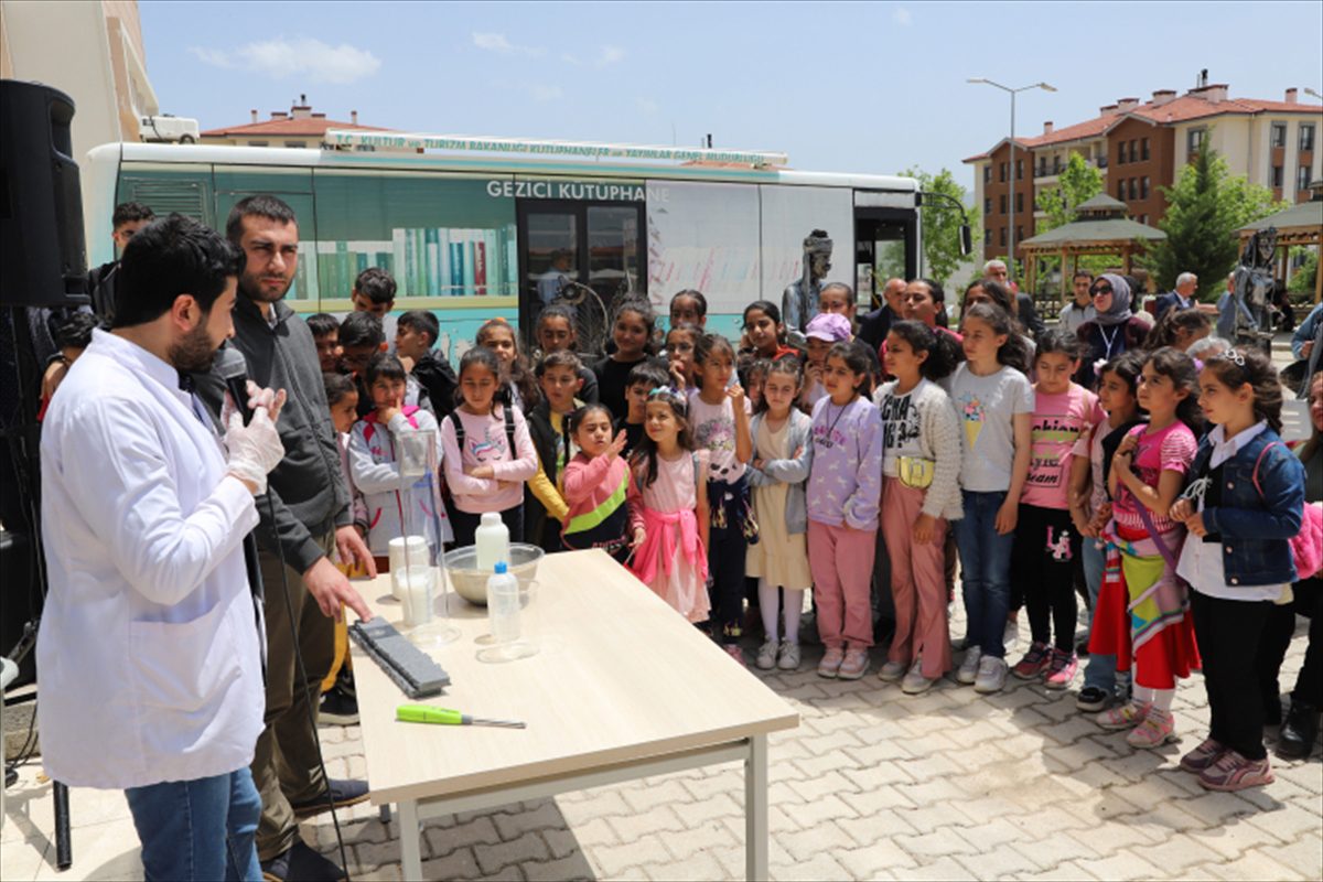 Elazığ’da depremzede çocuklar için bilim şenliği düzenlendi