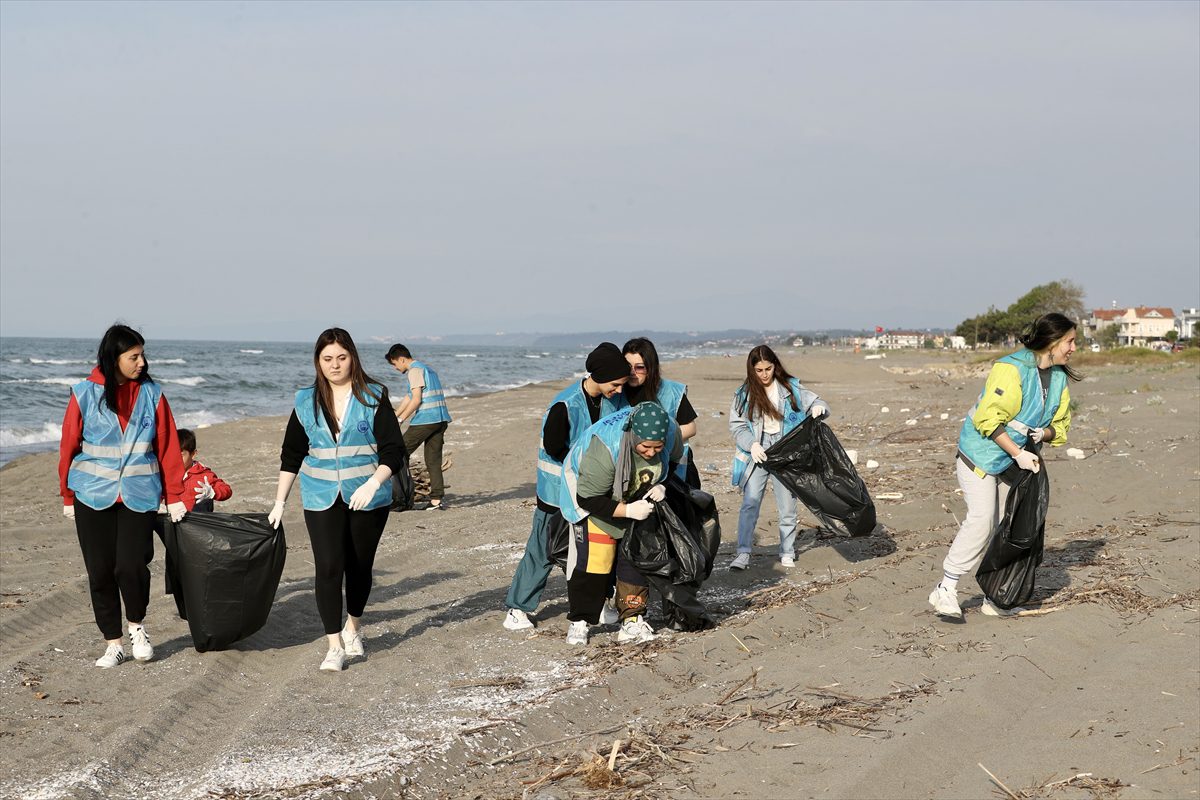 Sakarya’da gönüllü öğrenciler sahilde çevre temizliği yaptı