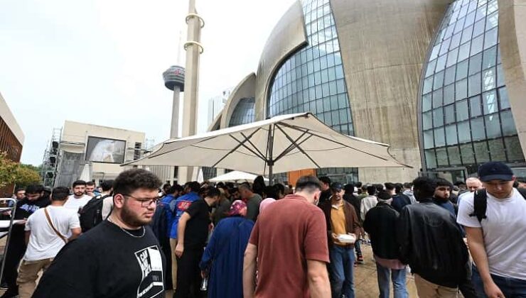 Köln Merkez Camii’nde geleneksel kavurma ikramı!..