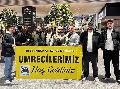 Umreciler dua ve güllerle karşılandı!..